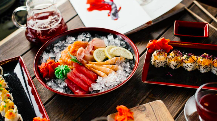 You are currently viewing Sushi i Sashimi: Delikatesy Japońskiej Kuchni